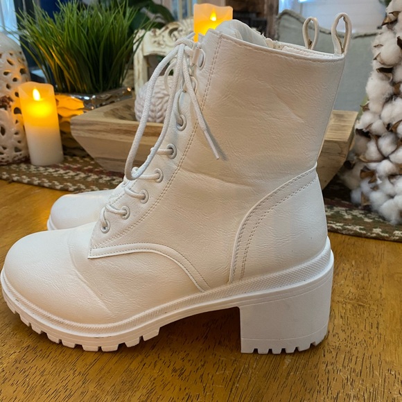 Mia Boots - Picture 3 of 7